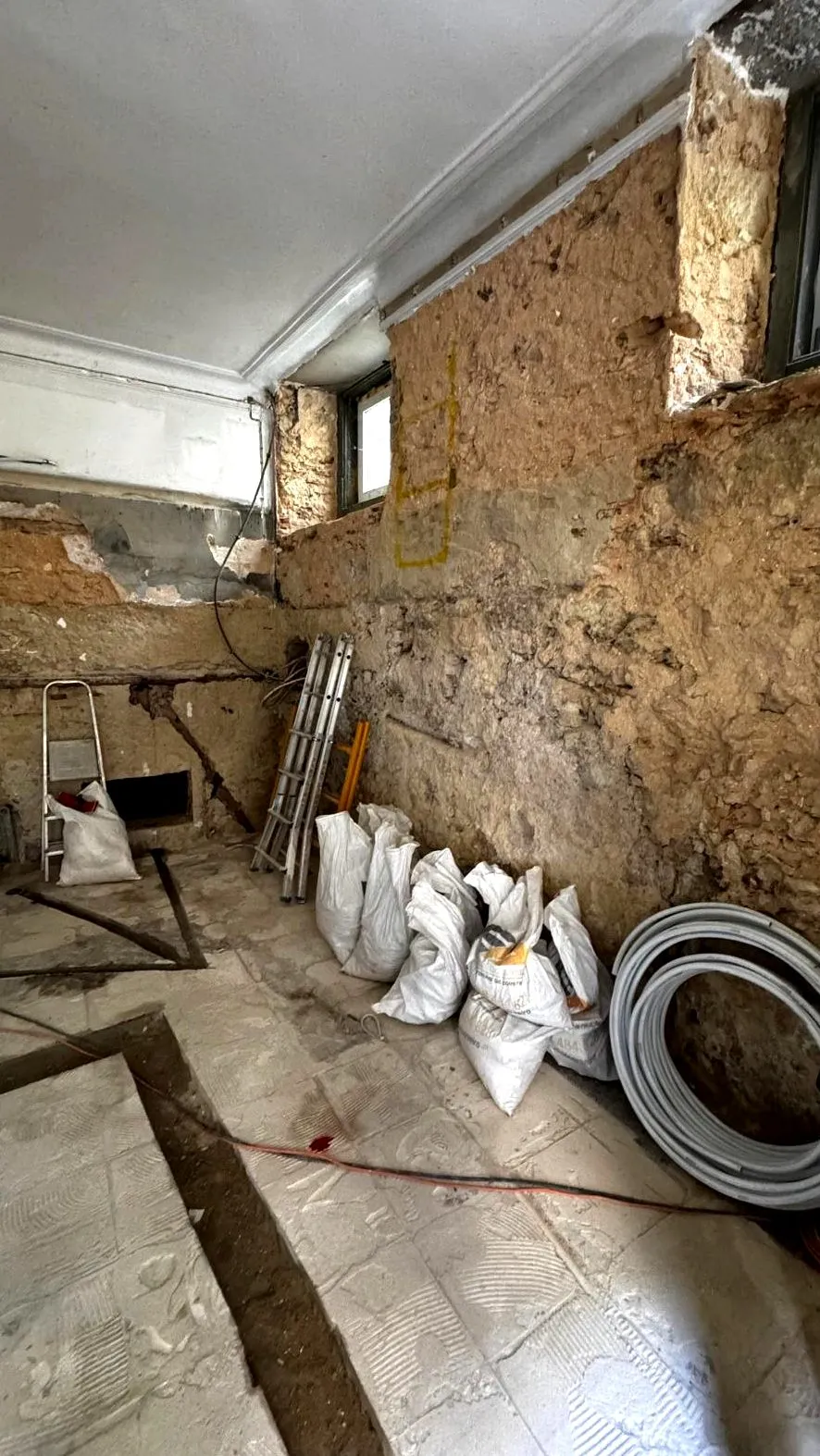 Parede em pedra a ser trabalhada durante os acabamentos interiores