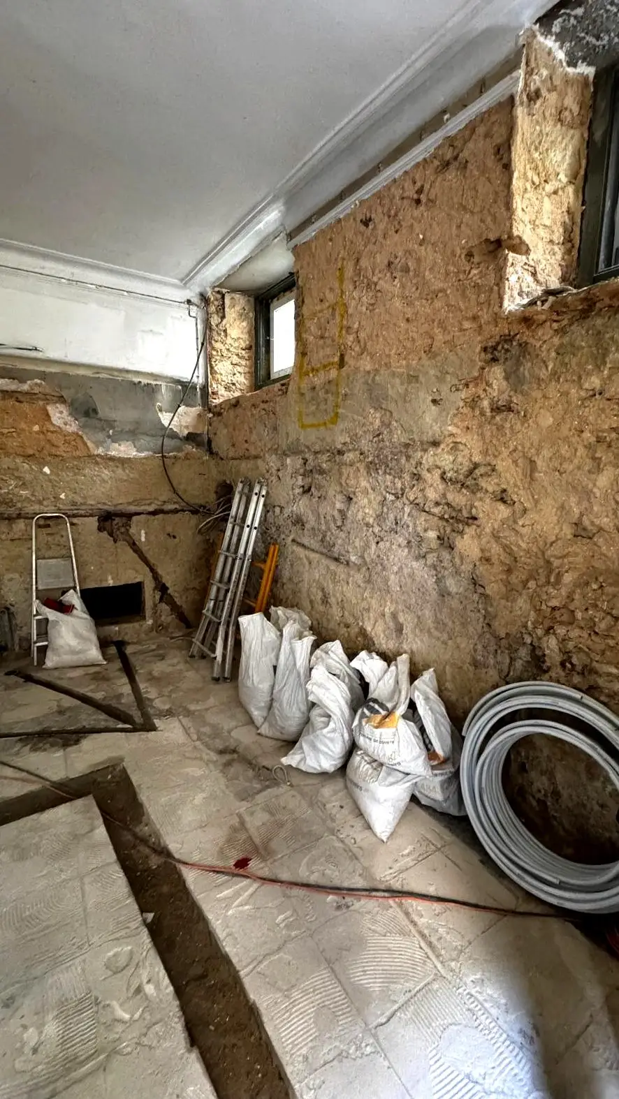 Parede em pedra a ser trabalhada durante os acabamentos interiores