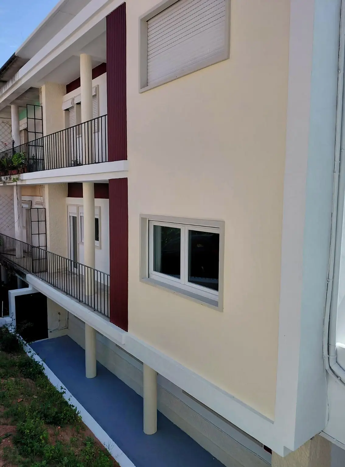 Alpendre e envolvente exterior do prédio depois da obra